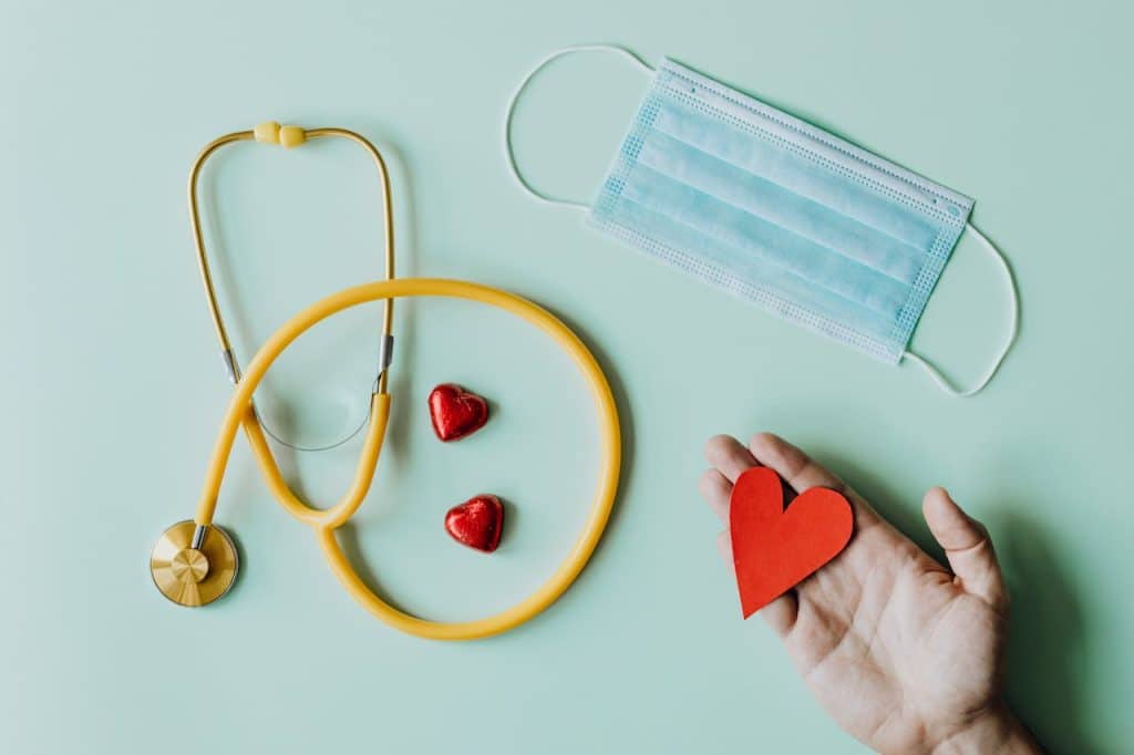 medical-stethoscope-and-mask-composed-with-red-foiled-chocolate-hearts-4386466 infirmière à genève